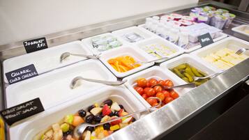 En buffé med tydligt avgränsade sektioner för yoghurt, kvarg, fruktsallad och diverse andra rätter.