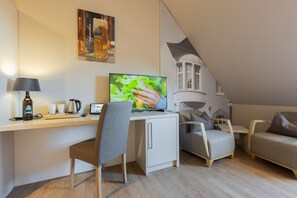 Standard Room, 1 King Bed | Premium bedding, in-room safe, desk, laptop workspace