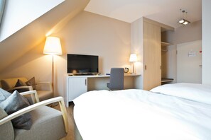 Standard Room, 1 King Bed | Room amenity
