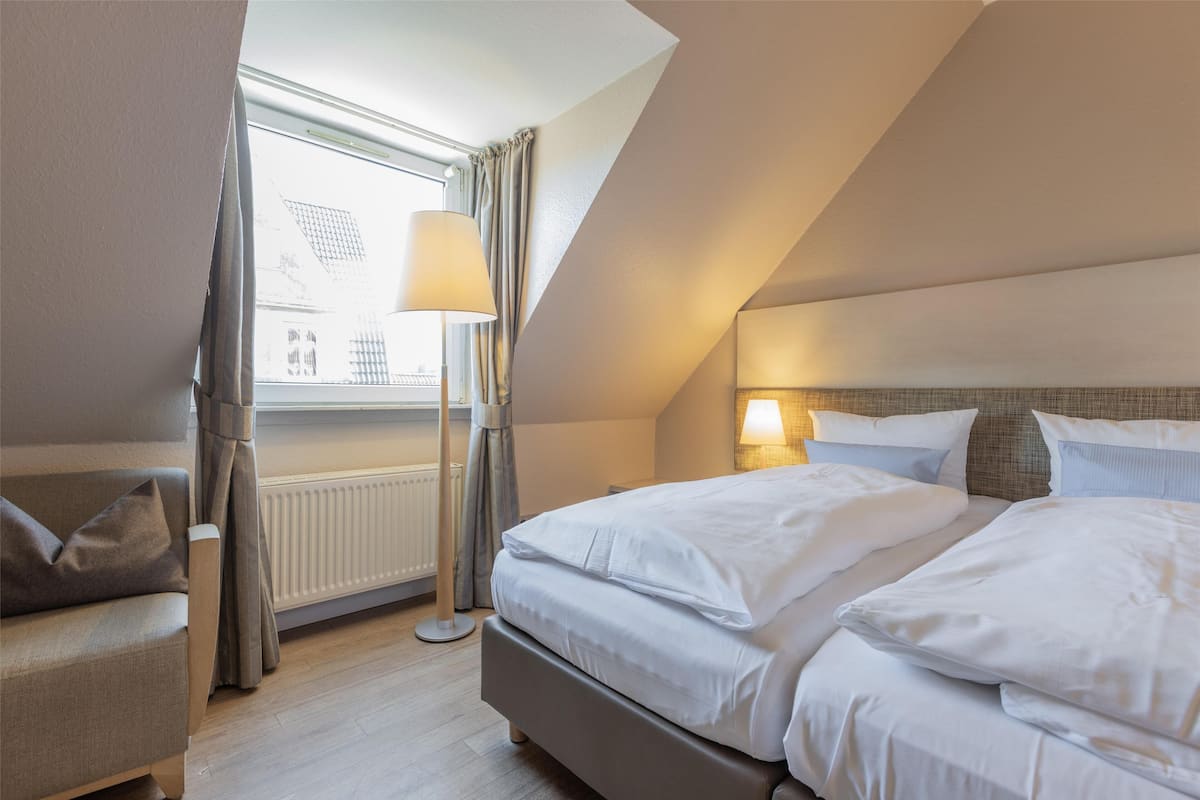 Hochwertige Bettwaren, Zimmersafe, Schreibtisch