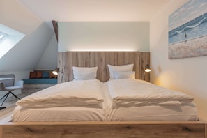 Quarto família, 1 cama de casal, cozinha americana (Shower Only;with Sofabed) | Roupas de cama premium, cofres nos quartos, escrivaninha