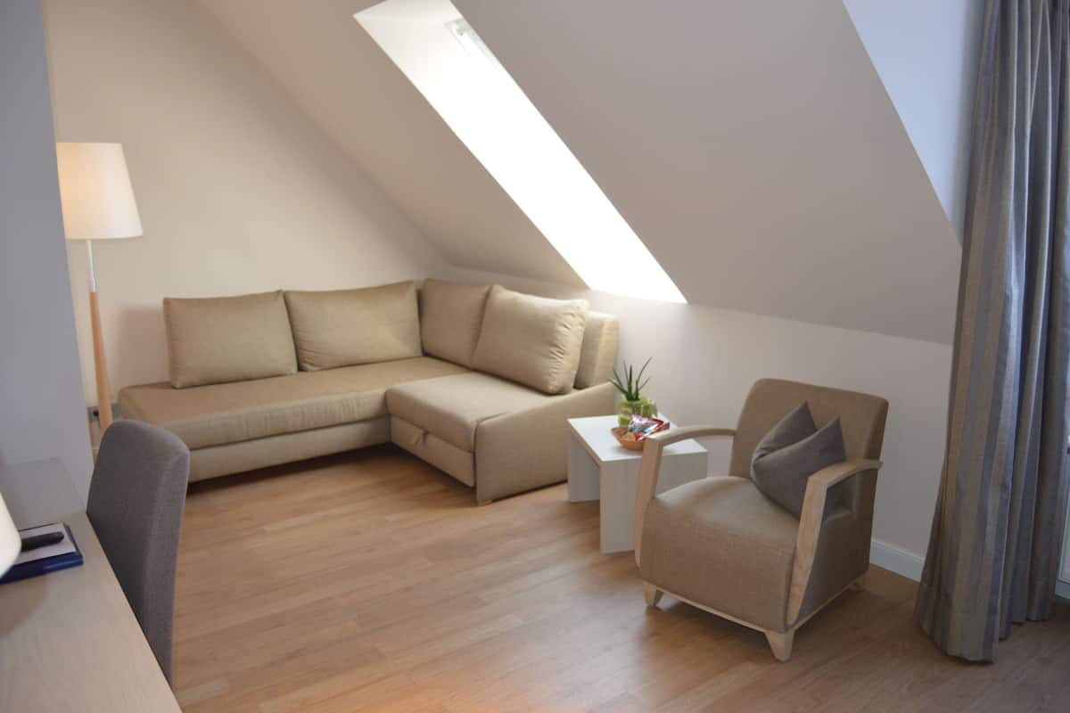 comfort room, 1 queen bed (comfort plus) | premium bedding, in-room safe, desk, laptop workspace