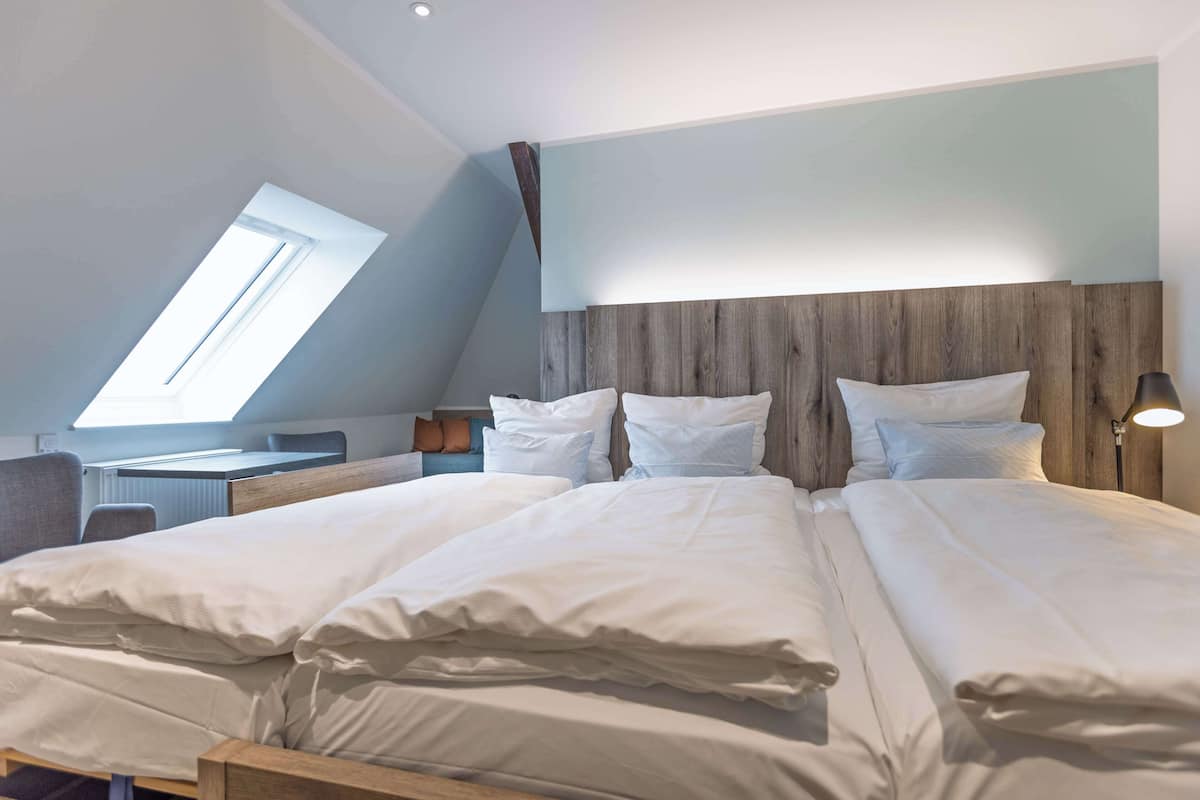 Habitación familiar, 1 cama matrimonial, cocineta (Shower Only;with Sofabed) | Ropa de cama de alta calidad y caja de seguridad en la habitación