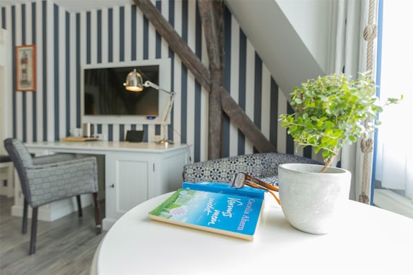 Rom – comfort, 1 kingsize-seng (Comfort Plus) | Sengetøy av topp kvalitet, safe på rommet og skrivebord