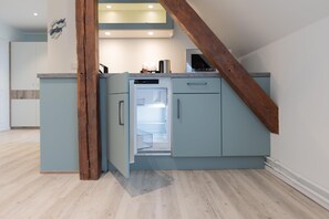 Quarto família, 1 cama de casal, cozinha americana (Shower Only;with Sofabed) | Cozinha americana privada | Cafeteira/chaleira