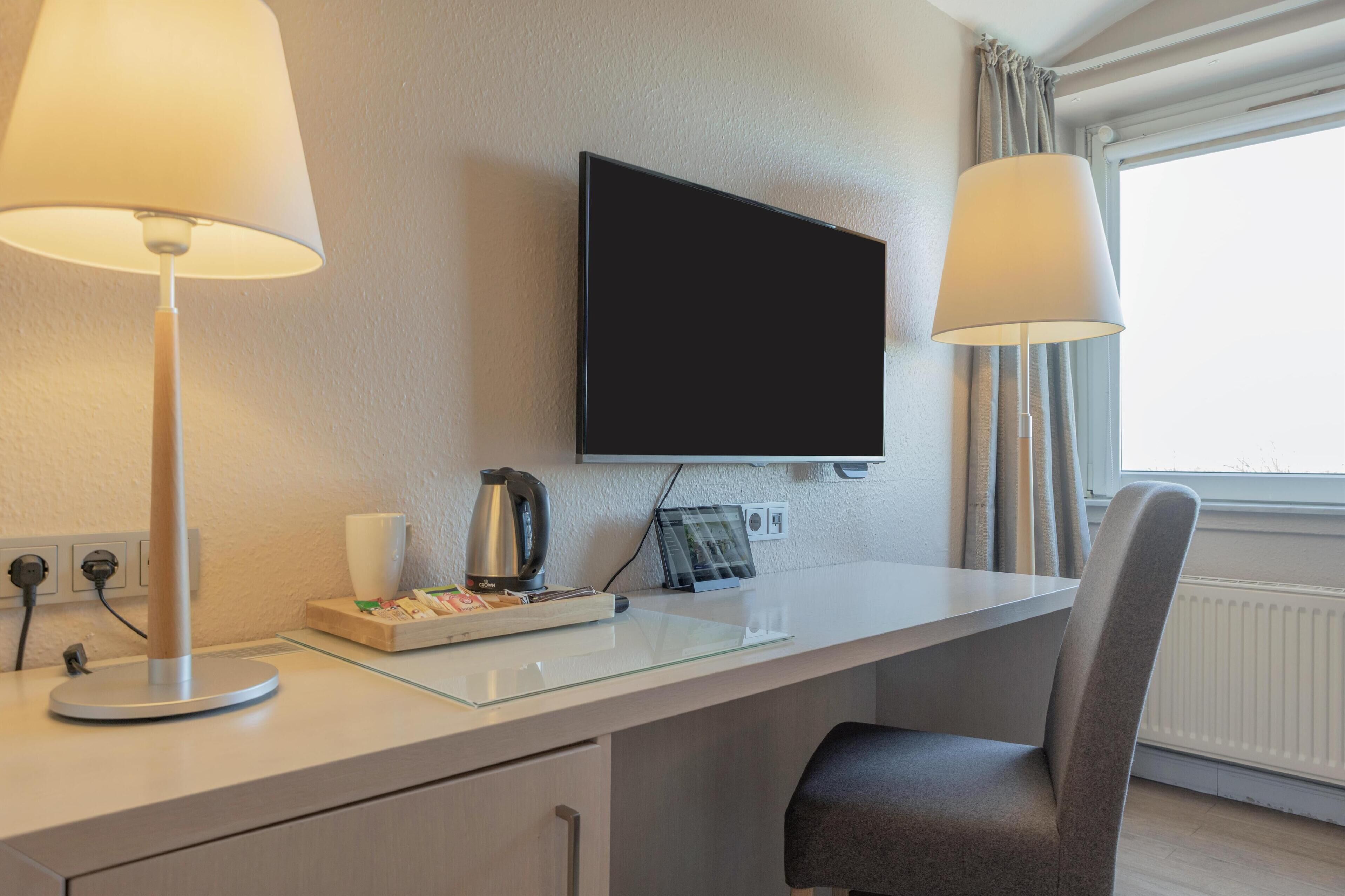 comfort room, 1 queen bed | premium bedding, in-room safe, desk, laptop workspace