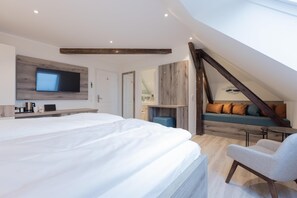 Comfort Room, 1 King Bed | Premium bedding, in-room safe, desk, laptop workspace