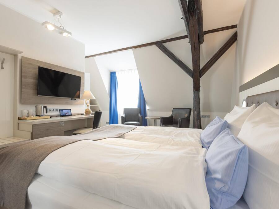 Standaard kamer, 1 kingsize bed | Luxe beddengoed, een kluis op de kamer, een bureau, een laptopwerkplek