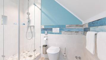 Familienzimmer, 1 Doppelbett, Kochnische (Shower Only;with Sofabed) | Badezimmer | Kostenlose Toilettenartikel, Haartrockner, Handtücher