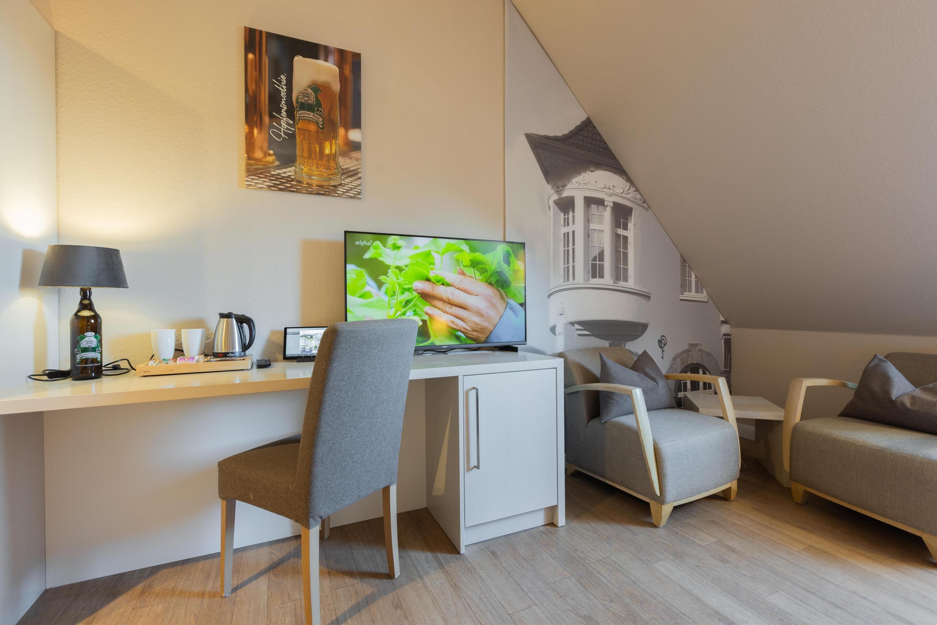 standard room, 1 king bed | premium bedding, in-room safe, desk, laptop workspace