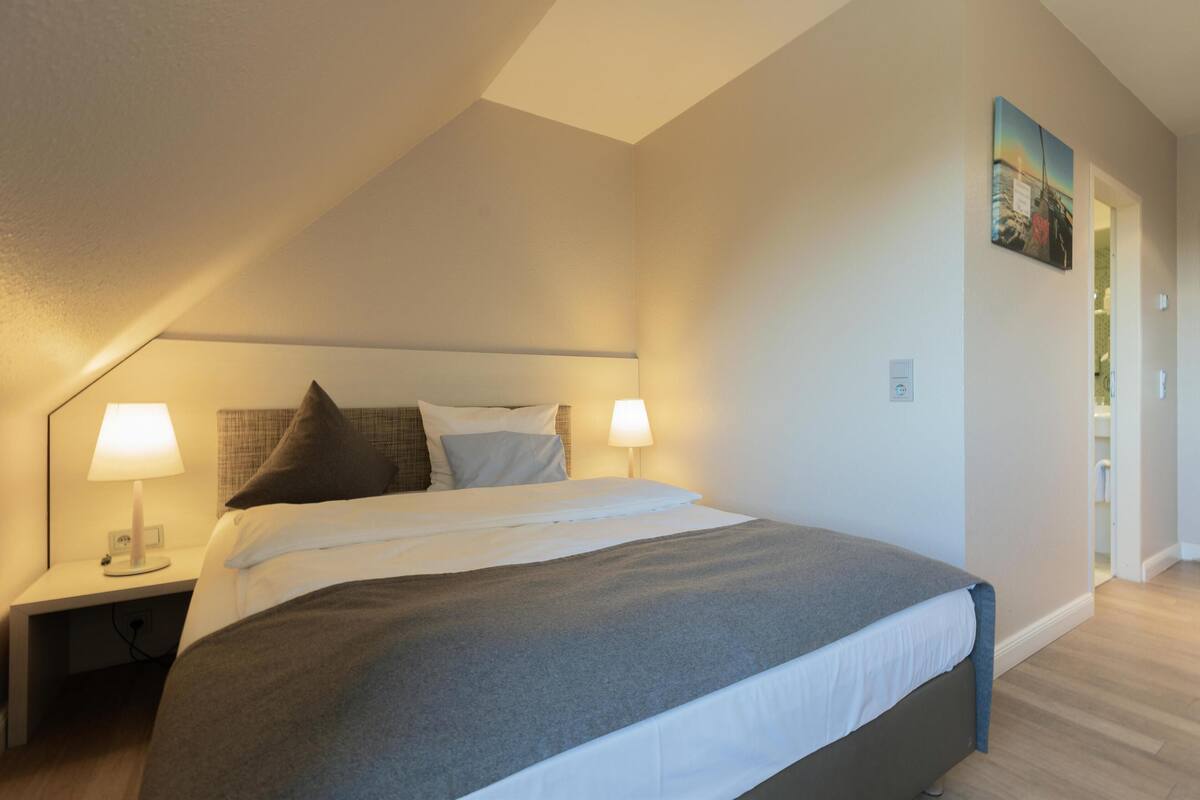 Comfort Room, 1 Queen Bed | Premium bedding, in-room safe, desk, laptop workspace