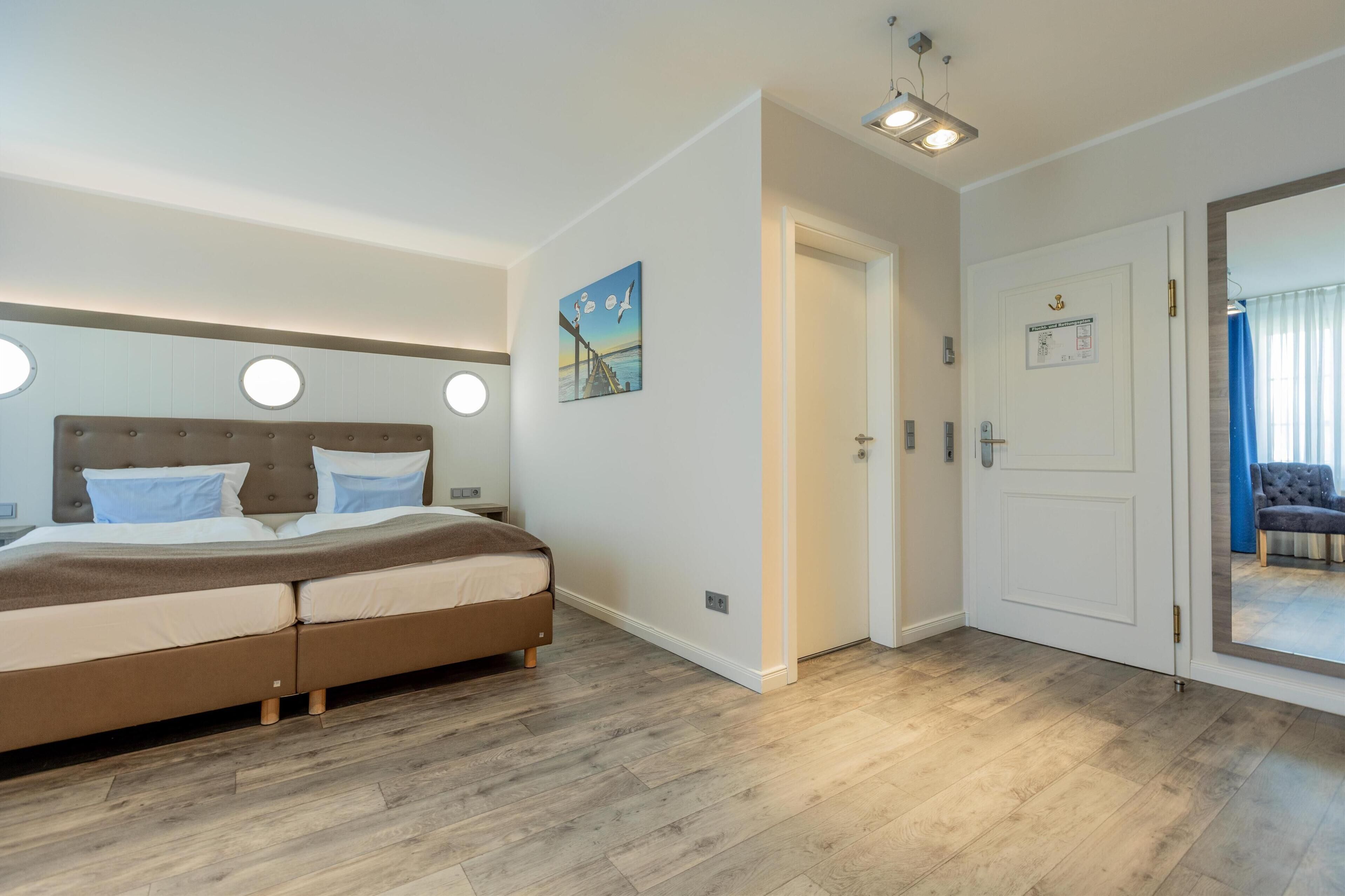 comfort room, 1 king bed (comfort plus) | premium bedding, in-room safe, desk, laptop workspace