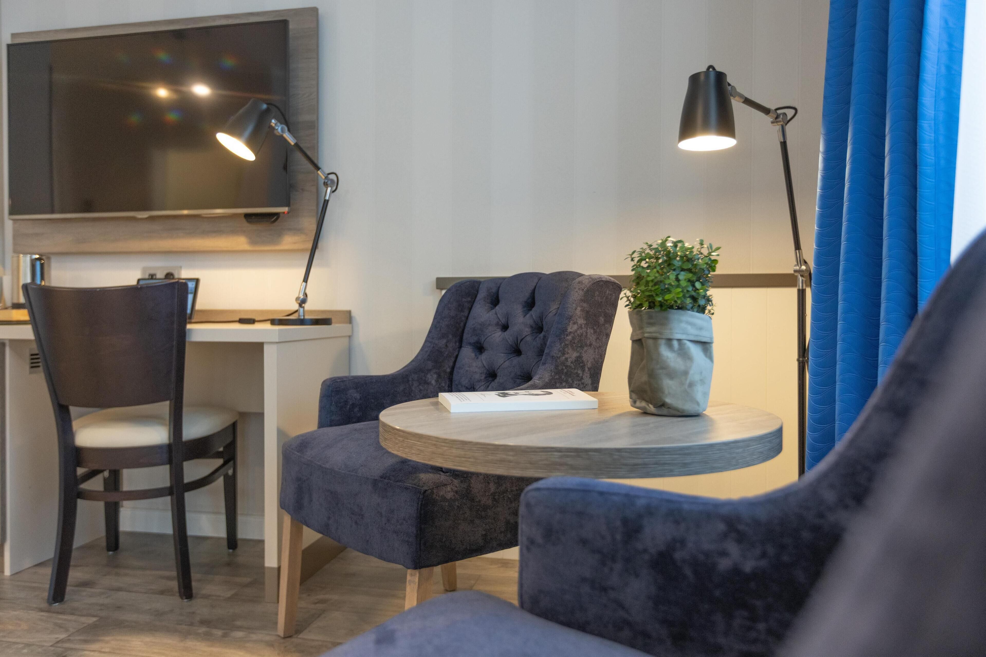 comfort room, 1 king bed (comfort plus) | premium bedding, in-room safe, desk, laptop workspace