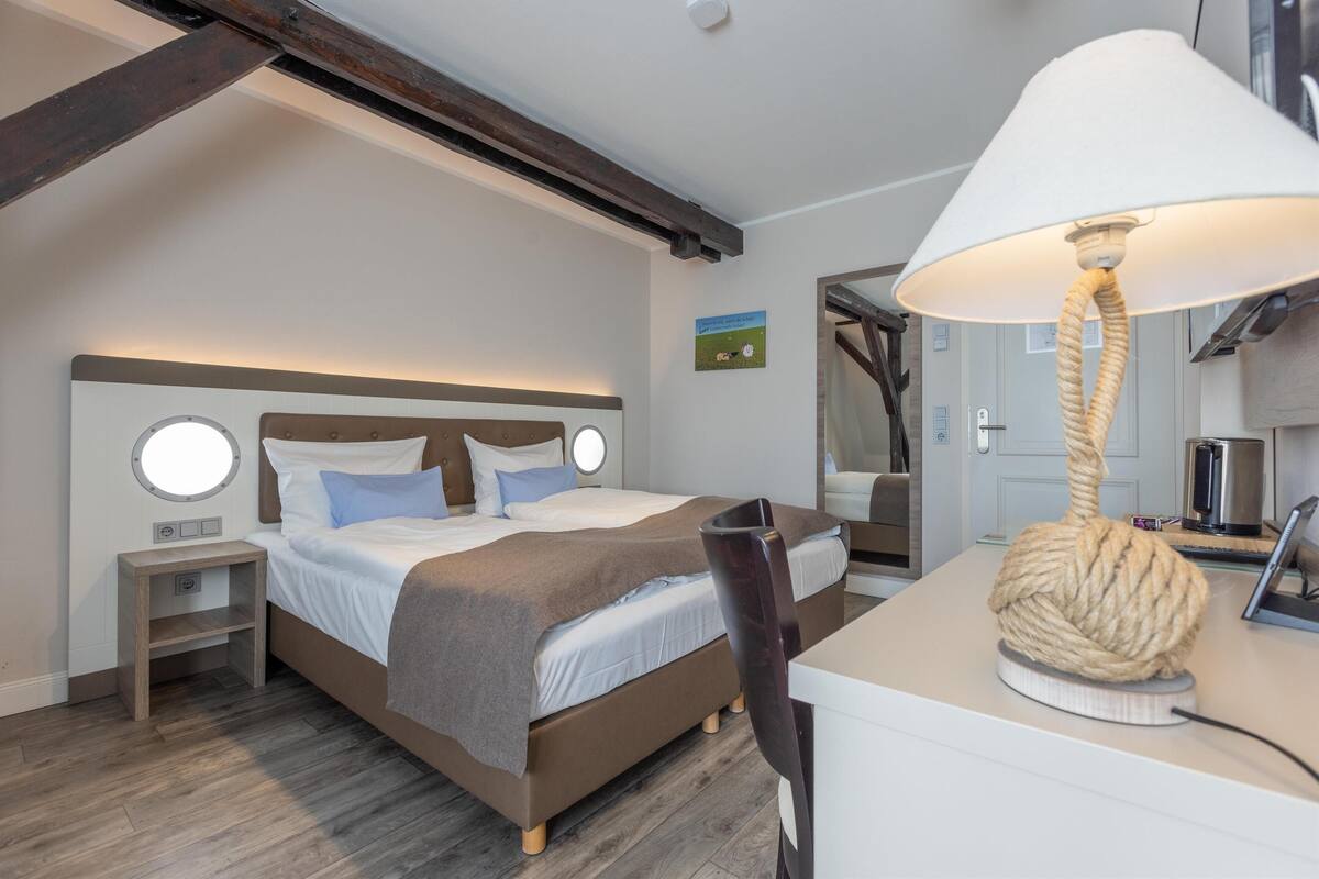 Standard Room, 1 King Bed | Premium bedding, in-room safe, desk, laptop workspace