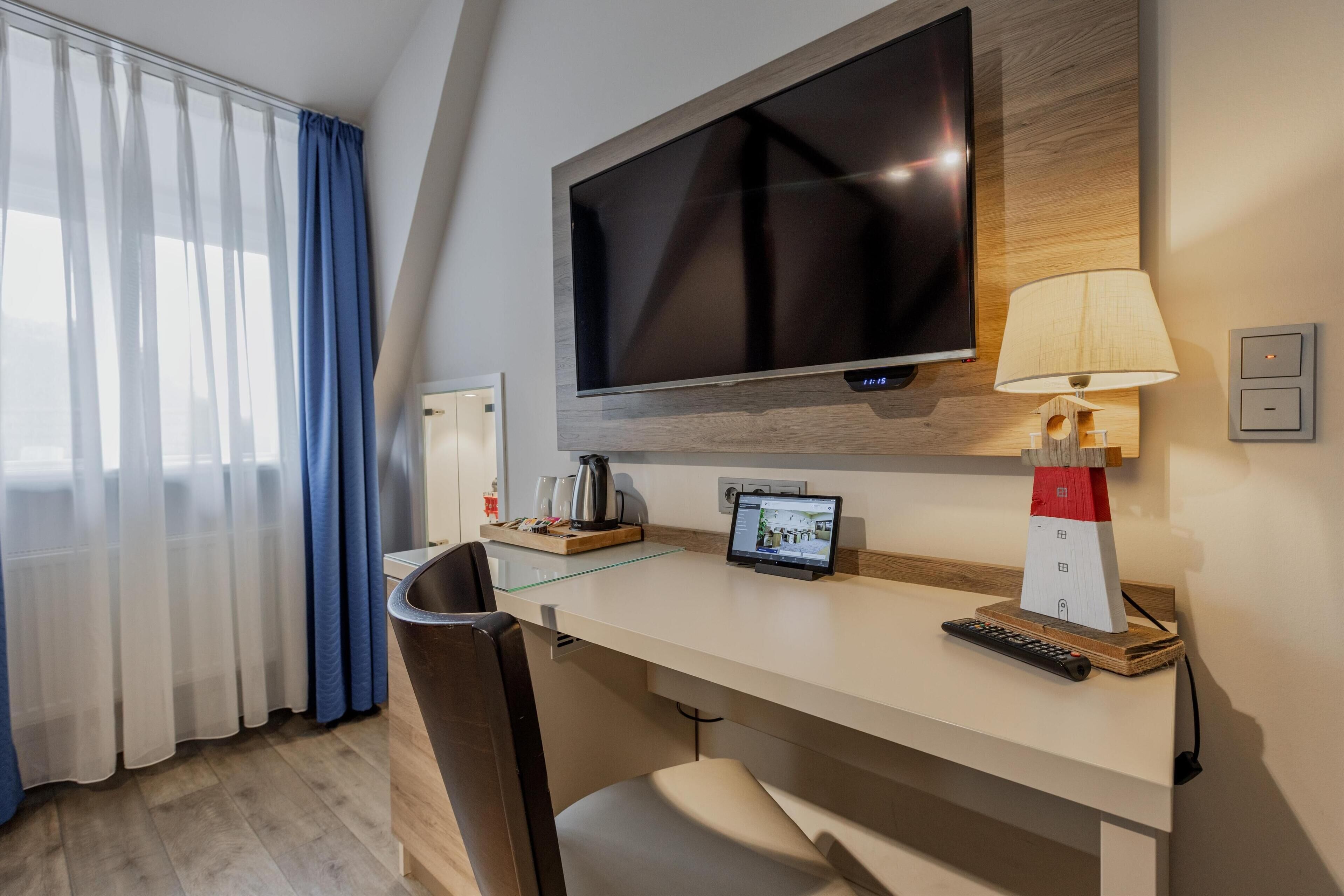 standard room, 1 king bed | premium bedding, in-room safe, desk, laptop workspace