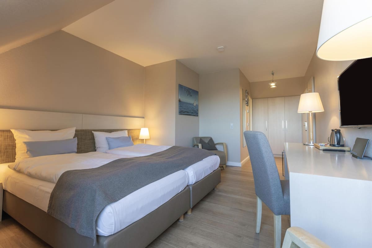 Comfort kamer, 1 kingsize bed | Luxe beddengoed, een kluis op de kamer, een bureau, een laptopwerkplek