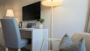 Comfort-rum - 1 queensize-säng | Sängtillbehör av högsta kvalitet och värdeförvaringsskåp på rummet