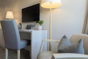 Quarto conforto, 1 cama Queen | Roupas de cama premium, cofres nos quartos, escrivaninha