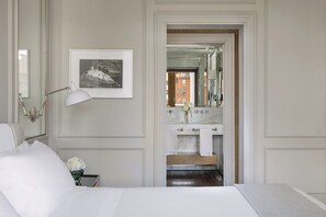 Studio Deluxe, vue sur le fleuve | Salle de bain | Articles de toilette griffés, séchoir à cheveux, peignoirs, pantoufles