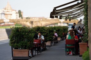 Outdoor dining - Portrait Firenze - Lungarno Collection (Florence)