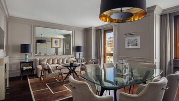 Suite, vista fiume (Portrait) | Minibar, una cassaforte in camera, una scrivania, tende oscuranti