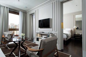 Suite superior, vista al río | 1 habitación, minibar, caja de seguridad en la habitación y escritorio 