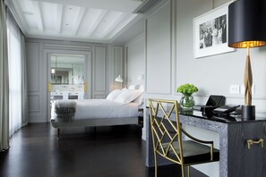 Signature suite (Ponte Vecchio) | 1 slaapkamer, een minibar, een kluis op de kamer, een bureau
