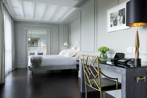 Signature suite (Ponte Vecchio) | 1 slaapkamer, een minibar, een kluis op de kamer, een bureau