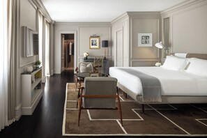 Sviitti (Timeless) | Minibaari, tallelokero huoneessa, työpöytä, pimennysverhot