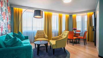 Suite | Minibar, safe på rommet, skrivebord og wi-fi (inkludert)