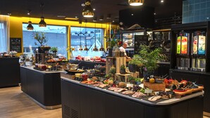 A buffet area with various food items and a chef preparing food. - Thon Hotel Harstad (Harstad)