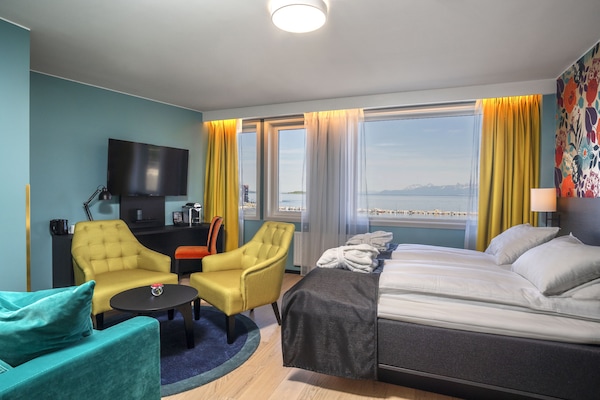 Quarto empresarial, para não fumantes | Frigobar, cofres nos quartos, escrivaninha, Wi-Fi de cortesia