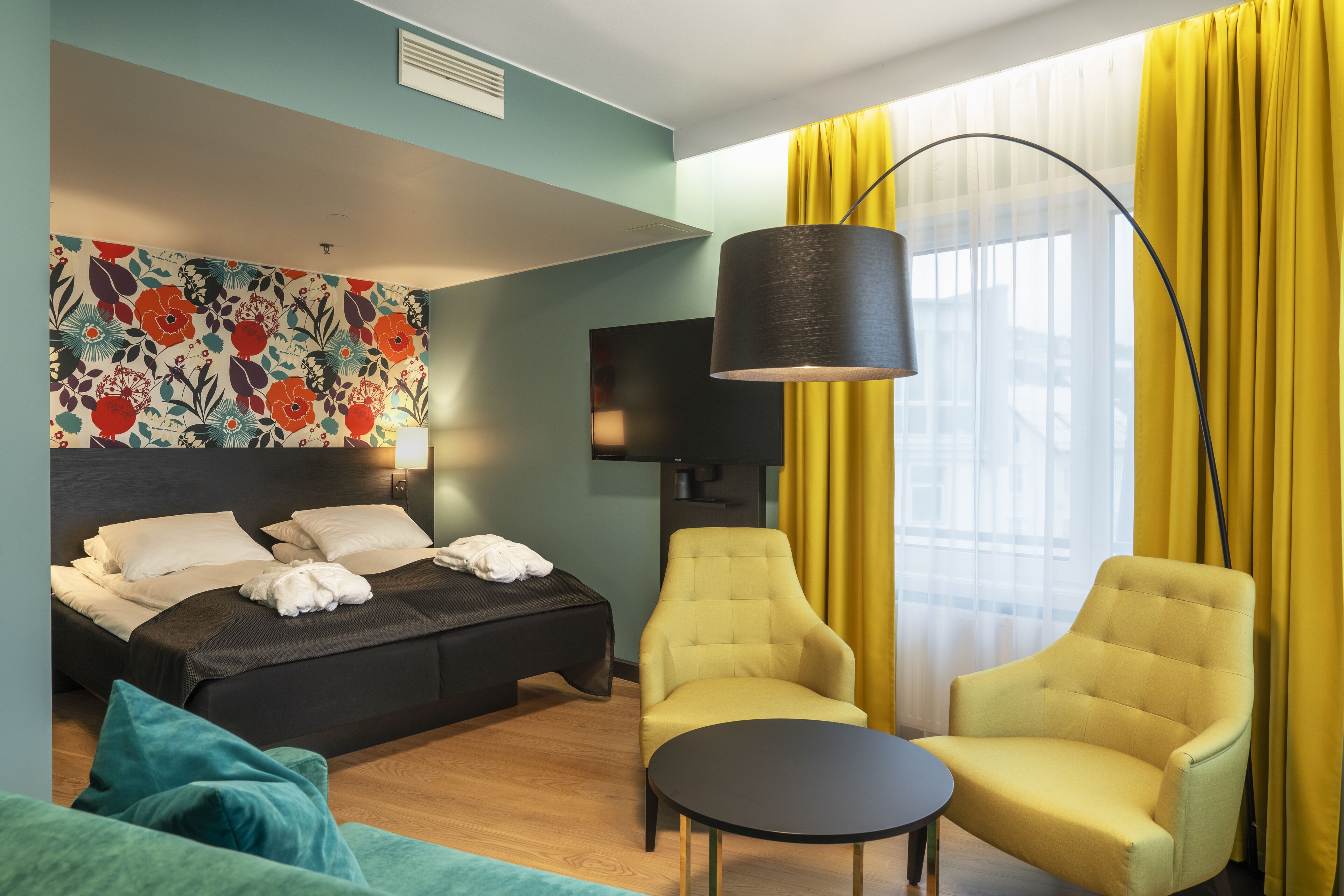 business room, non smoking | minibar, in-room safe, desk, free wifi