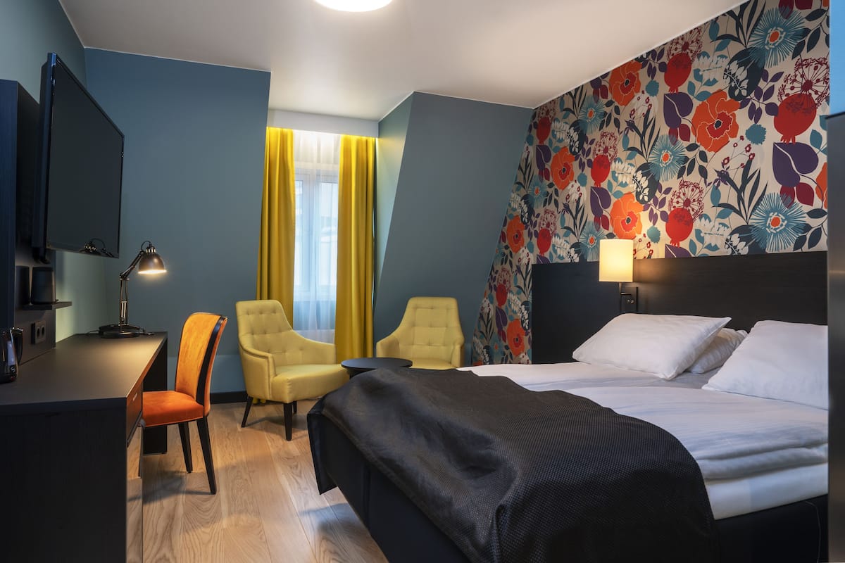 Een minibar, een kluis op de kamer, een bureau, gratis wifi