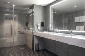 Suite | Bathroom | Shower, free toiletries, hair dryer, towels - Thon Hotel Harstad (Harstad)