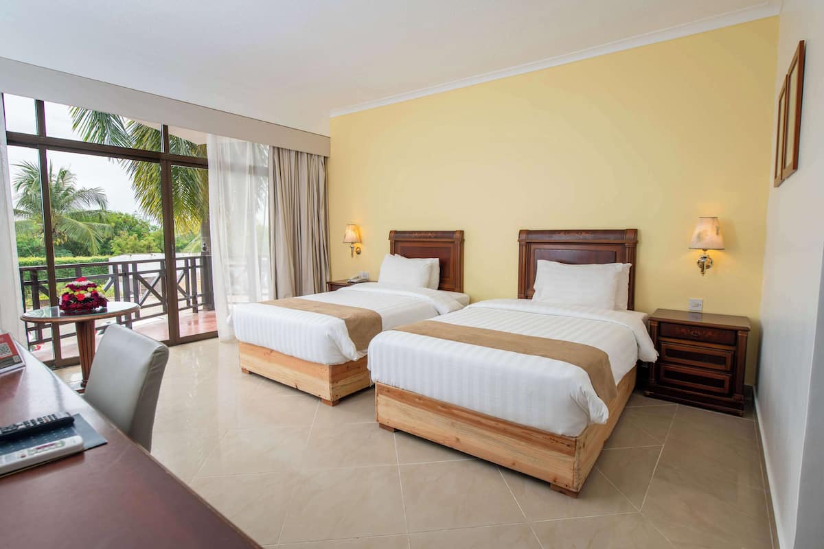 Standard Room, 2 Twin Beds | Minibar, in-room safe, desk, free cribs/infant beds