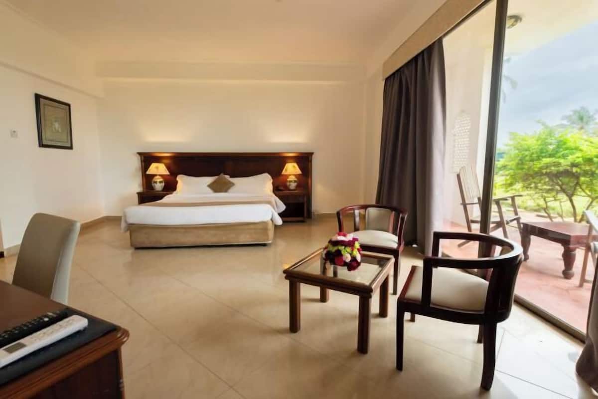Minibar, in-room safe, desk, free cribs/infant beds