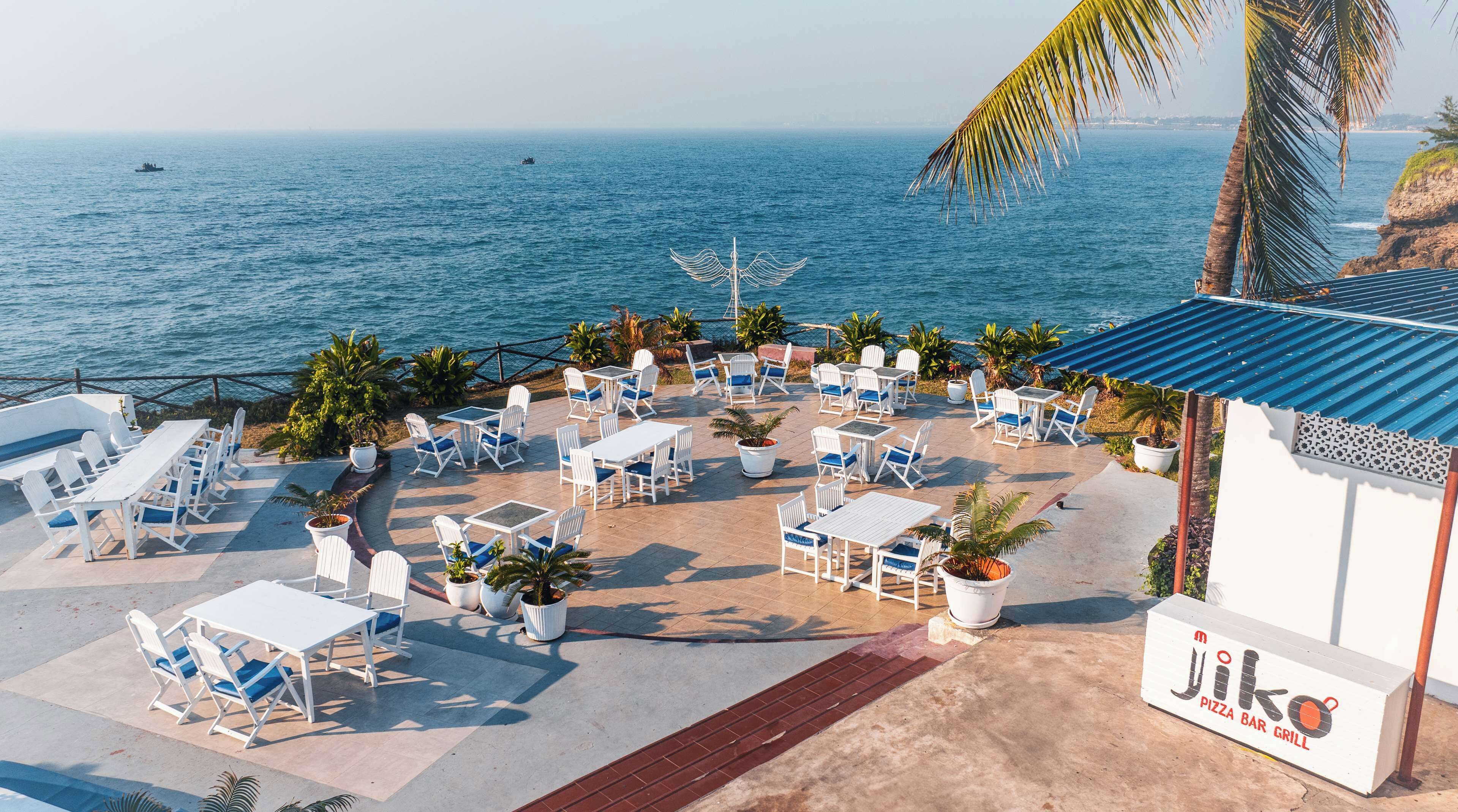 2 restaurants, breakfast, lunch, dinner served; international cuisine 