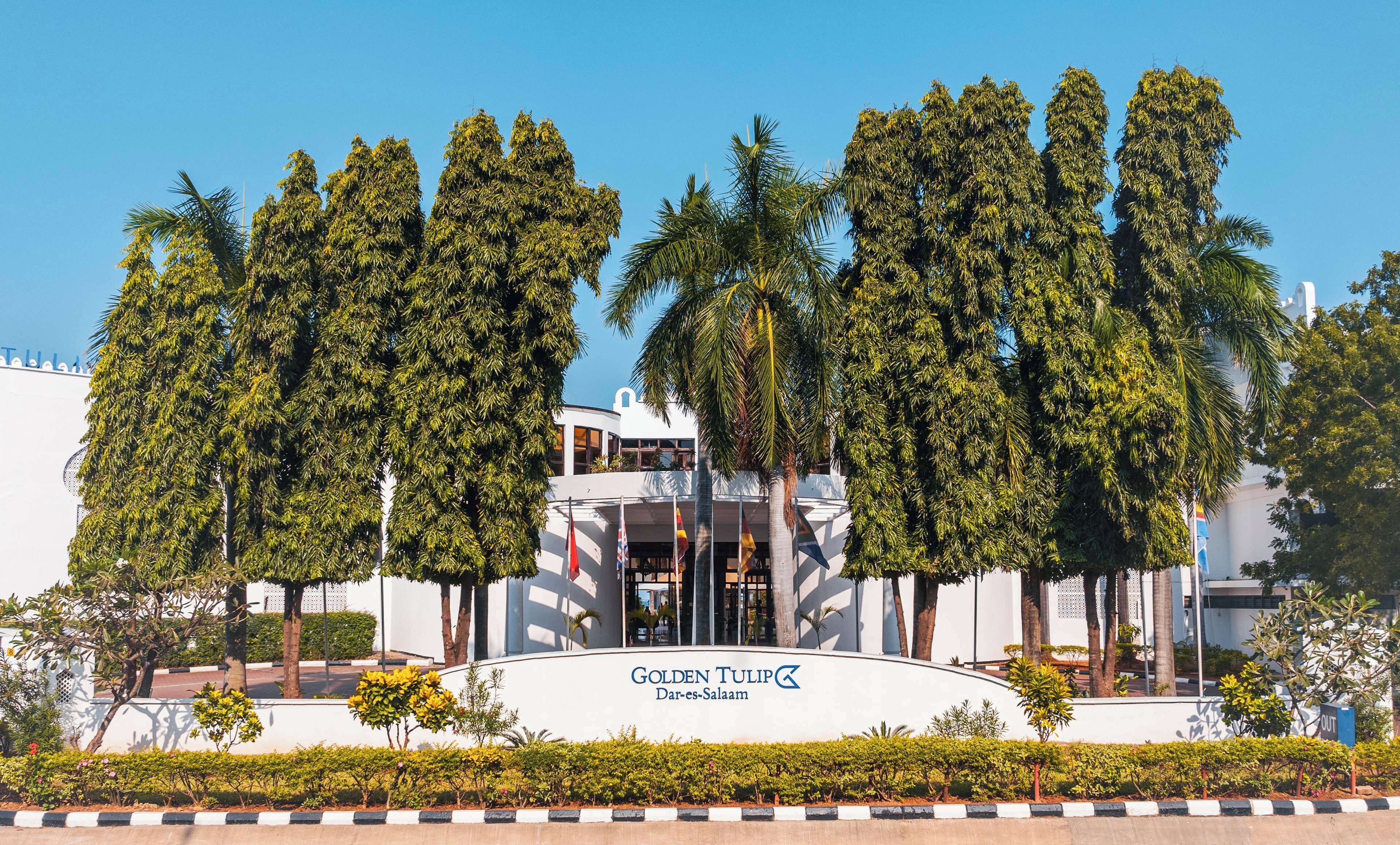 Un bâtiment moderne sur lequel on peut lire l’inscription « Golden Tulip Dar-es-Salaam ».