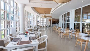 2 Restaurants, Frühstück, Mittagessen, Abendessen, internationale Küche