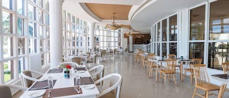 2 restaurantes, se sirven desayunos, comidas y cocina internacional