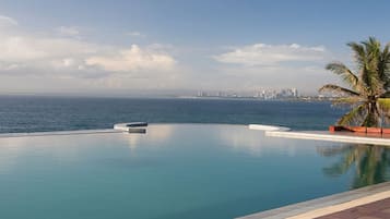 Hồ bơi ngoài trời, dù/ô trên bãi biển/hồ bơi, ghế dài tắm nắng