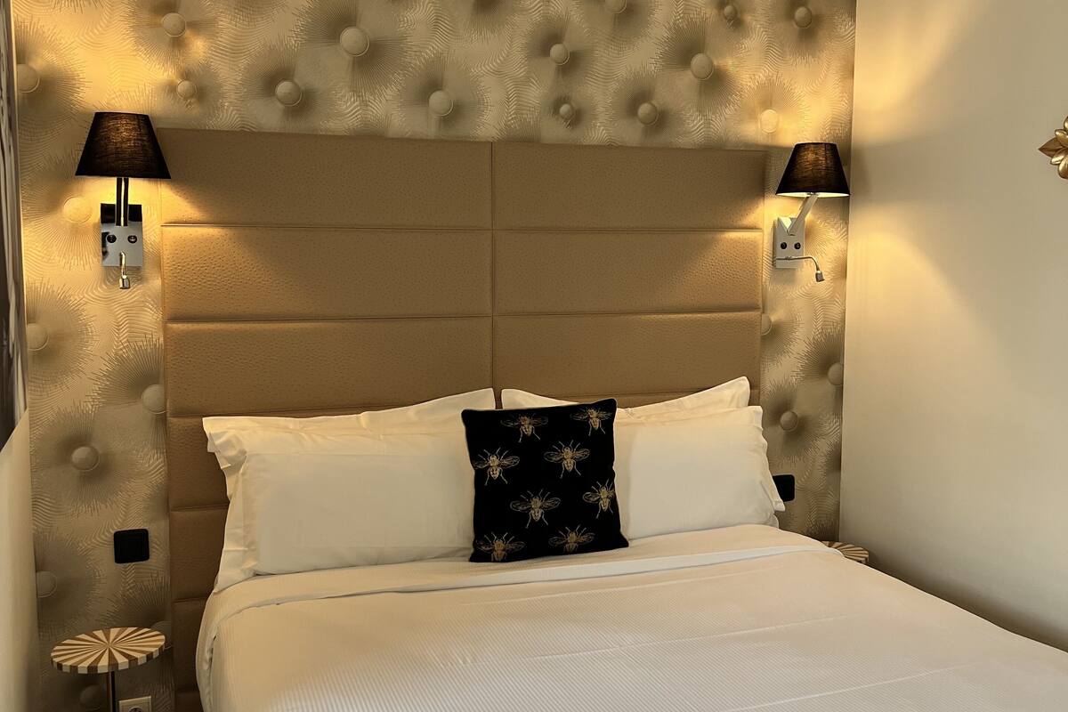 comfort room | premium bedding, minibar, in-room safe, desk