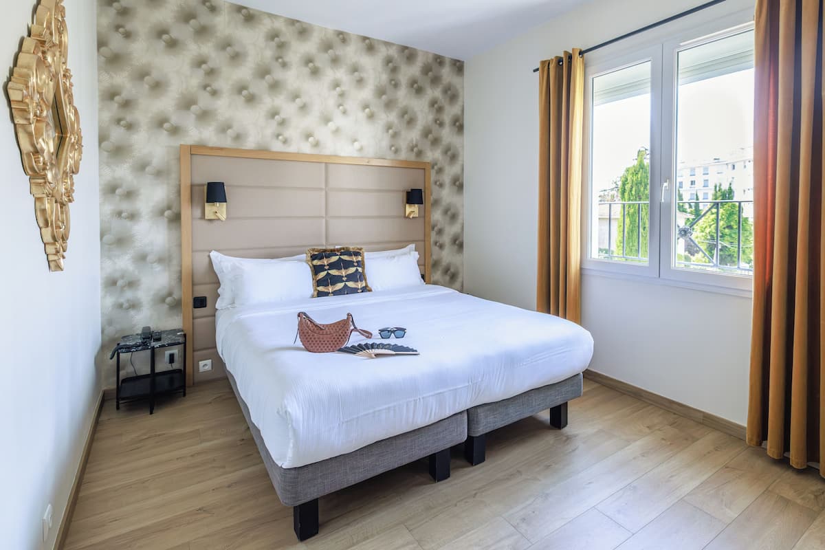 Ropa de cama de alta calidad y minibar 