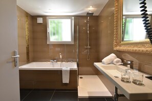 Habitación ejecutiva, terraza | Baño | Artículos de higiene personal de diseño, secador de pelo y albornoces