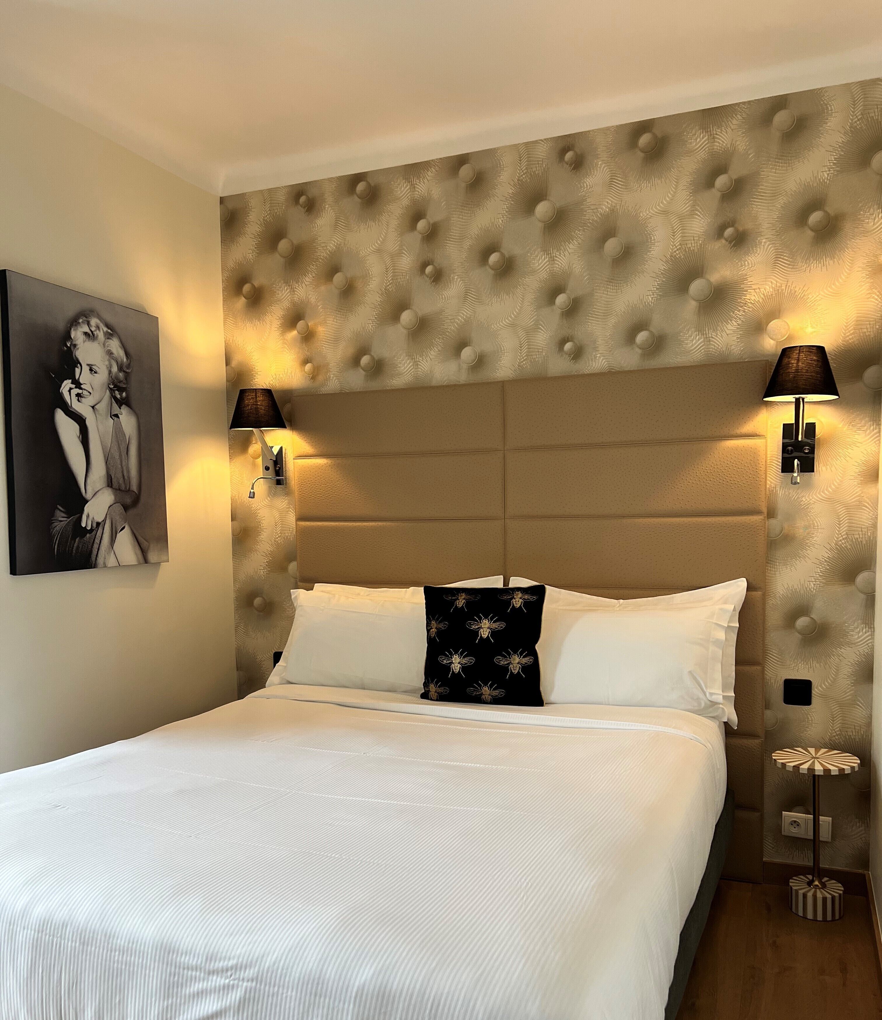 comfort room | premium bedding, minibar, in-room safe, desk
