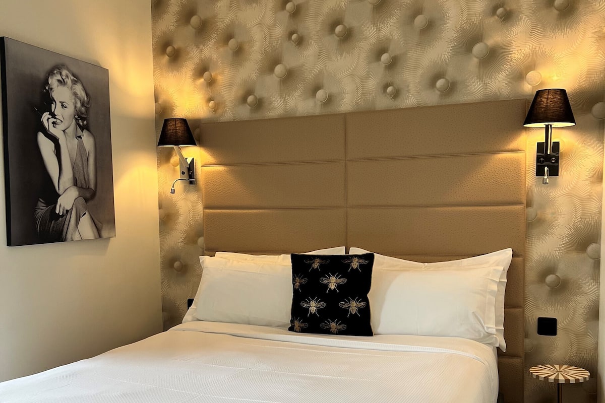 comfort room | premium bedding, minibar, in-room safe, desk