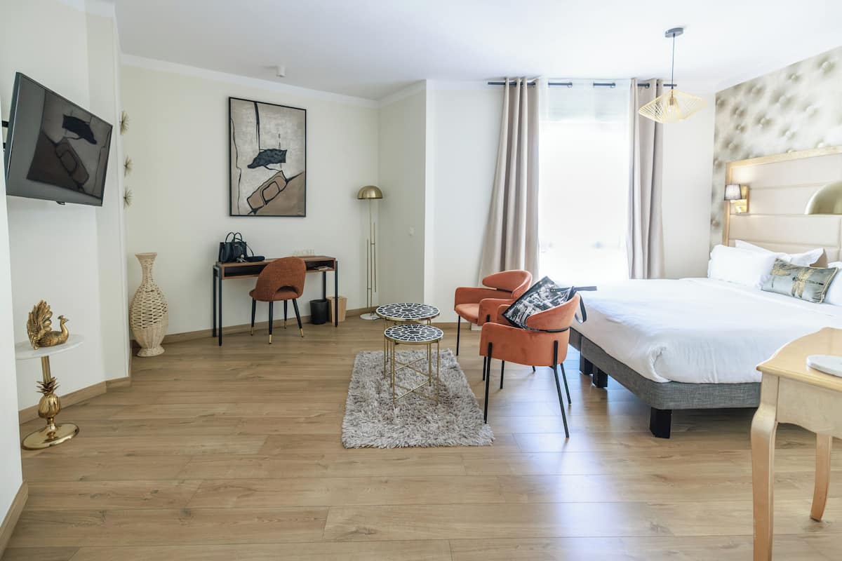 Ropa de cama de alta calidad y minibar 