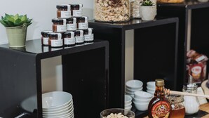 Un buffet con diversi cibi e condimenti.
