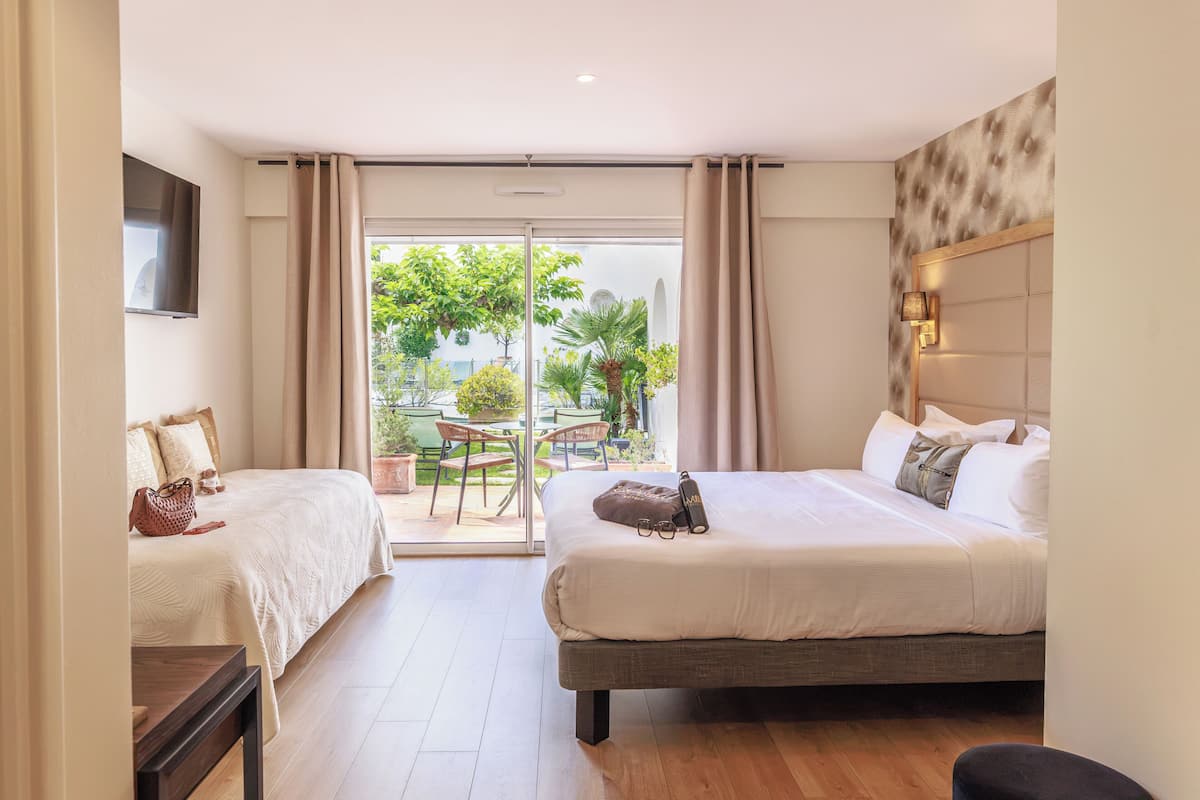 Ropa de cama de alta calidad y minibar 